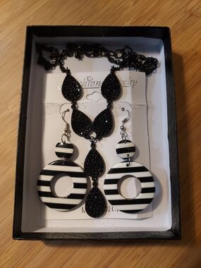 Black and White Striped Pendant Necklace & Earring Set